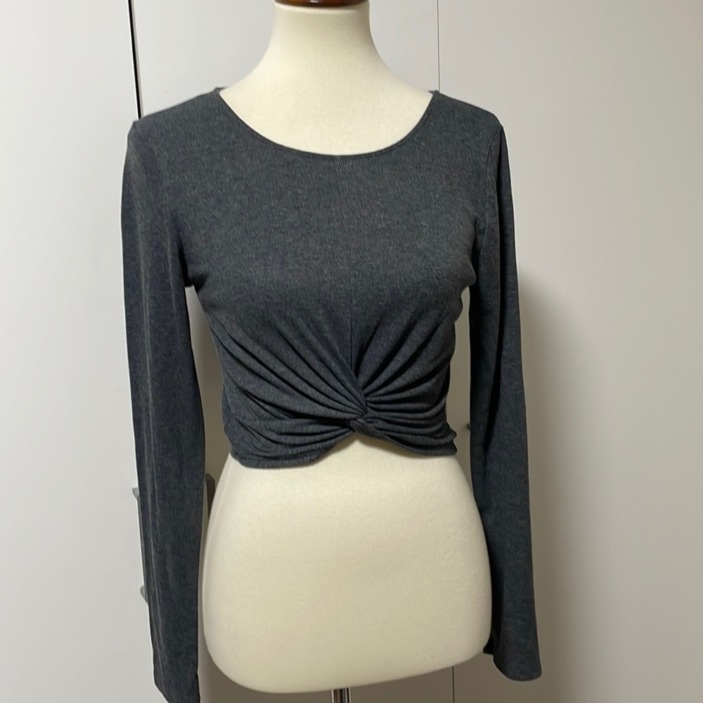 Forever 21 * gray‎ top with twist at bottom hemline * size Medium